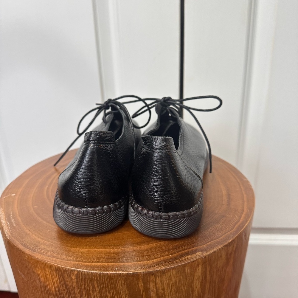 Elegant Black Textured Women’s Oxfords - Picture 3 of 6